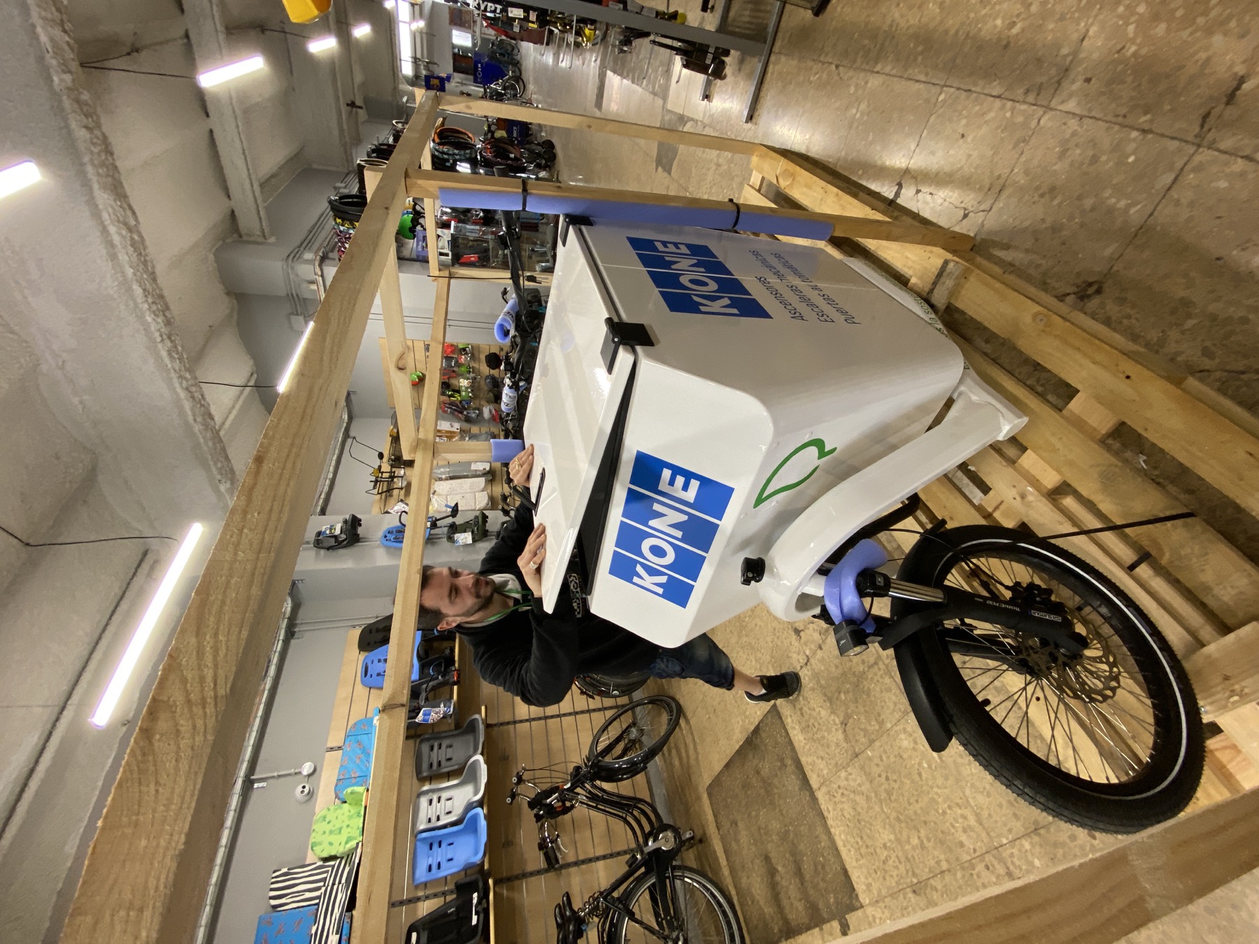 Préparation d'un vélo cargo professionnel en atelier