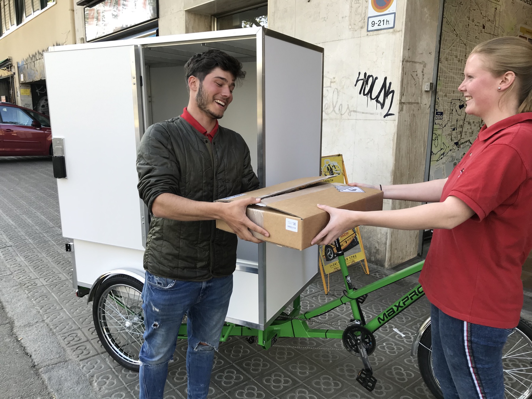 Remise de colis avec un cargo bike professionnel